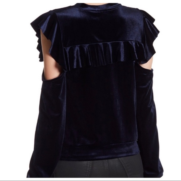 NWT. Romeo & Juliet Couture Navy Blouse. Size M. - Picture 2 of 13